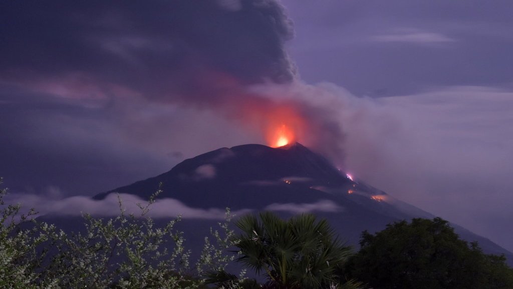 Gunung Ile Meletus Tercatat Ada Sebanyak 21 Kali Letusan
